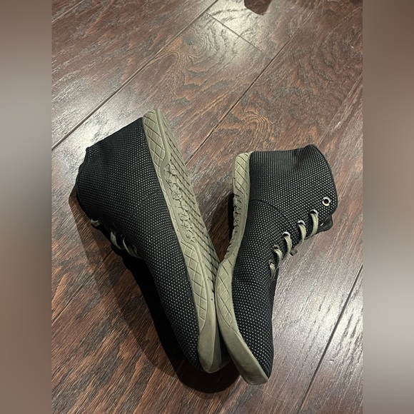Athletic_Shoes